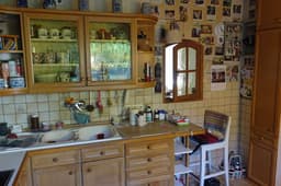 Küche mit Durchreiche